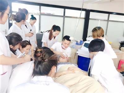 想學美容,是去美容院當學徒還是去學校呢?