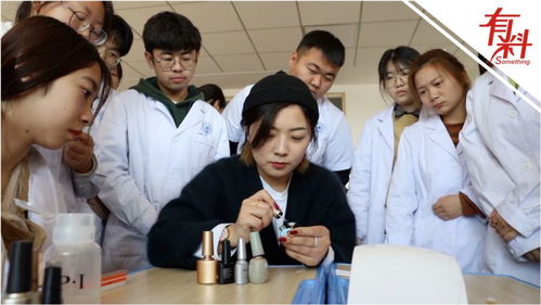 一高校醫(yī)學美容專業(yè)開設美甲課 男生認真練習稱以后要給女朋友做