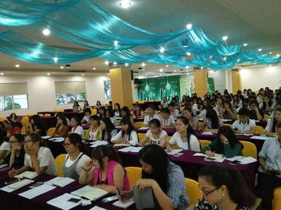 深圳坪山紐曼化妝學(xué)校老師到企業(yè)開展百人講座