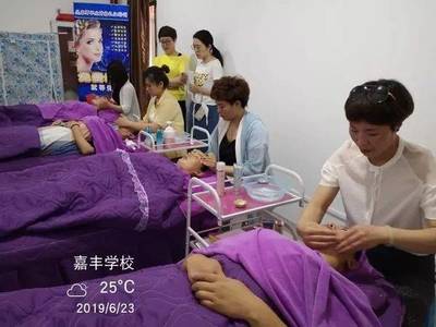 揚(yáng)州嘉豐職業(yè)培訓(xùn)學(xué)校2019第六期美容師職業(yè)資格認(rèn)證培訓(xùn)班圓滿成功
