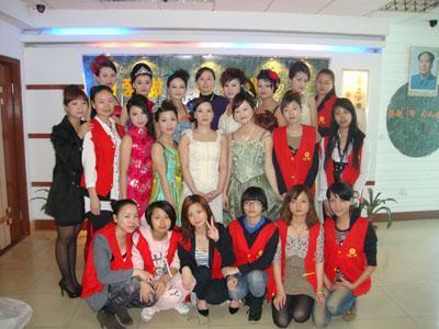 供應(yīng)大學(xué)生薪資不及化妝師 選擇惠州漢林學(xué)校專業(yè)化妝培訓(xùn)-惠州漢林高級美容美發(fā)職業(yè)培訓(xùn)學(xué)校