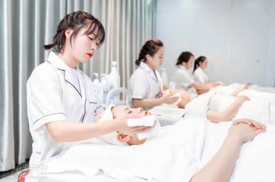 靜莎職業(yè)培訓(xùn)學(xué)校之美容班學(xué)員實(shí)操花絮圖展示